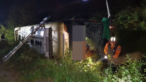 "도로 위 낙하물 피하려다" 고속버스 추락…1명 사망·13명 부상