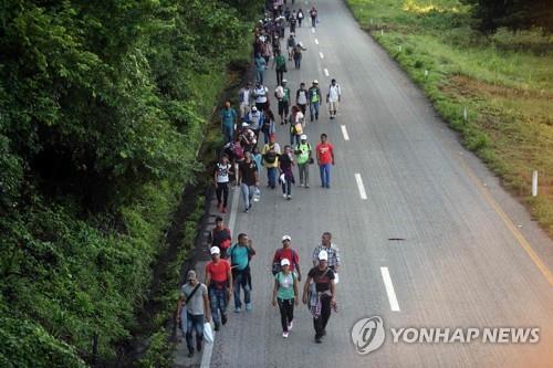 미국, 중미 캐러밴 맞서 국경폐쇄…反이민 행정명령 검토