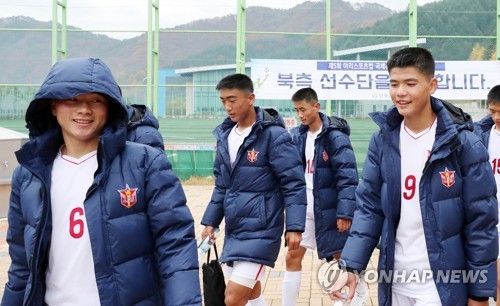 국제유소년축구 북한 선수들 "목표는 1위"…인제서 '우중 훈련'