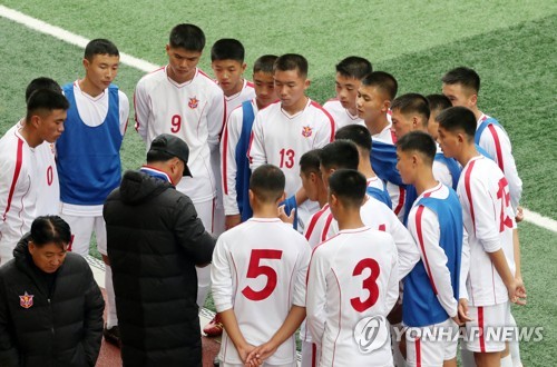 국제유소년축구 북한 선수들 "목표는 1위"…인제서 '우중 훈련'