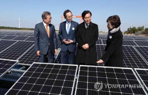 문대통령 "지역제조업 악화→경제 어려움…지역경제 살리기부터"