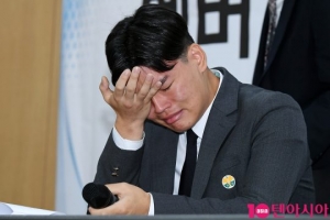 [TEN PHOTO] 더이스트라이트 이석철 &#39;참을 수 없는 눈물&#39;