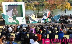 [TEN PHOTO]장희원 &#39;청춘커피페스티벌에서 노래하는 싱어송라이터&#39;