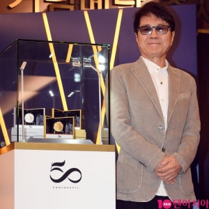 [TEN PHOTO] 가왕 조용필 50주년 기념메달 출시