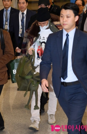 [TEN PHOTO]방탄소년단 제이홉 &#39;공항에서 화려한 퍼포먼스&#39;
