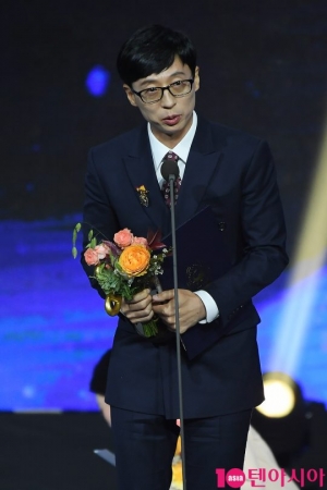 [TEN PHOTO] 유재석 &#39;대통령표창상 수상&#39;