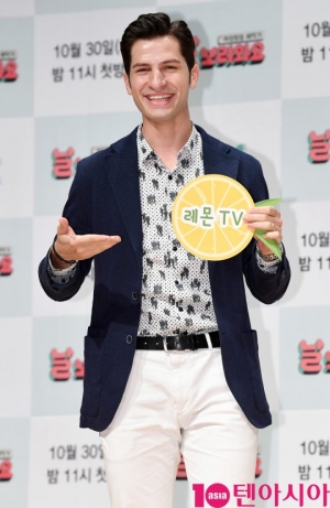 [TEN PHOTO]알베르토 몬디 &#39;육아채널 레몬TV 기대해주세요&#39;