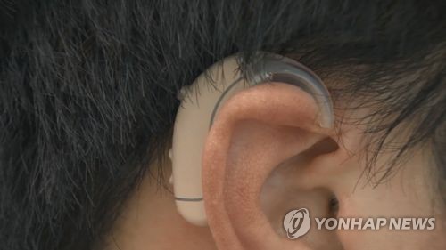 "보청기·백내장 수술, 치매 위험↓"