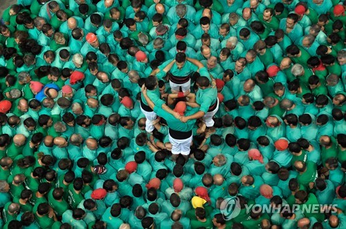 "독립을 염원하며" 스페인 카탈루냐서 '인간 탑 쌓기'