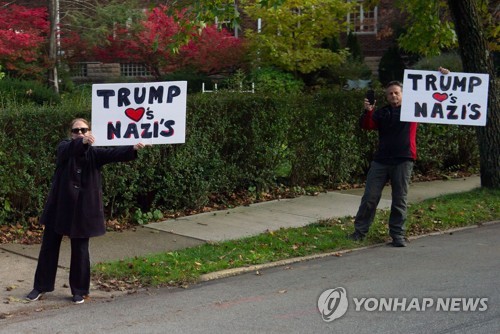 환영 못받은 트럼프…총기난사 피해자 장례식서 항의시위 직면