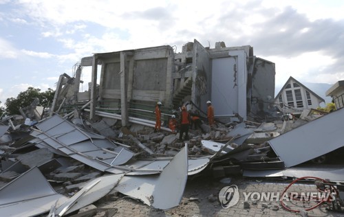 "우리 아들 찾아주세요"… 한국서 인니 참사현장 찾은 어머니