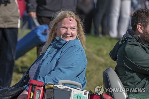 유럽프로골프 대회서도 갤러리가 날아온 공에 머리 맞아