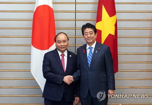 日아베, 베트남 총리와 회담…TPP 조기발효·해양안보 협력