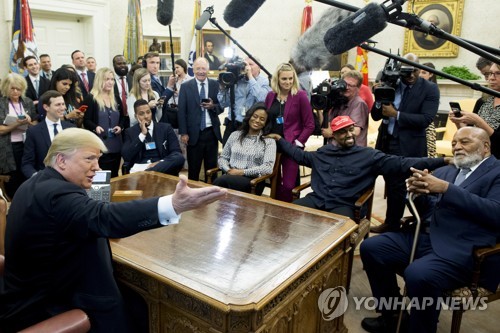 트럼프 만난 카니예 웨스트, 대북정책 칭찬…"최대문제 풀었다"