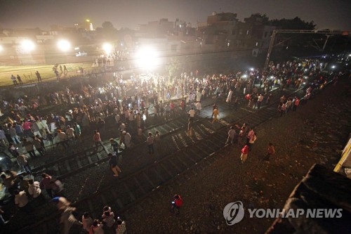 인도서 달리던 열차가 축제 인파 덮쳐…"61명 이상 사망"