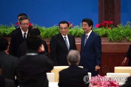 아베 방중 이틀째…시진핑·리커창 연쇄 회동 '관계 개선' 논의