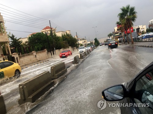 요르단 사해 인근 홍수에 학생·교사 일행 휩쓸려 18명 사망