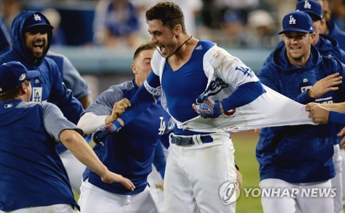  '벨린저 끝내기' 다저스, 연장 13회 승리…NLCS 원점