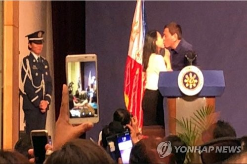 "필리핀 두테르테, 한국서 교민 여성에 키스한 것 부적절했다"