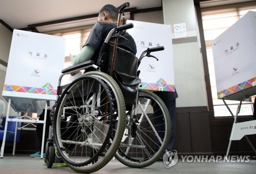 "외출하기 너무 힘들어"…장애인 20명 중 1명 집에서만 지낸다