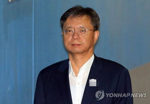 검찰, '전관' 우병우 압수영장 4차례 반려…사건무마 수사 제동