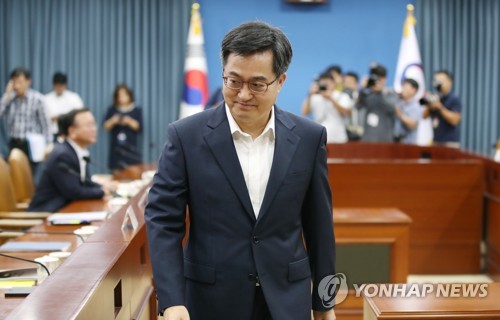 김동연, 거취논란에 "책임회피 안 해…일자리·혁신성장에 매진"