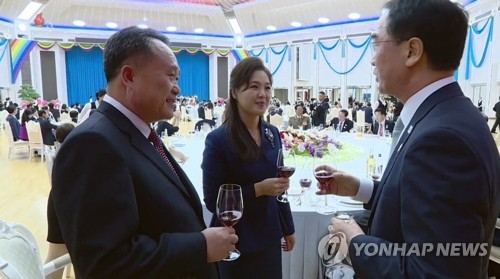 이해찬 "10·4선언 정신 잘 잇자"…리선권 "뿌리없는 줄기없어"