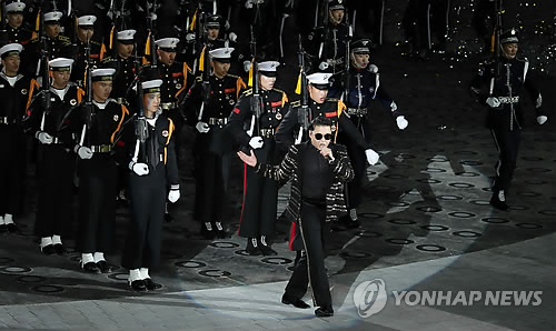 무력과시 아닌 축제된 국군의 날 행사…싸이공연·야간비행쇼