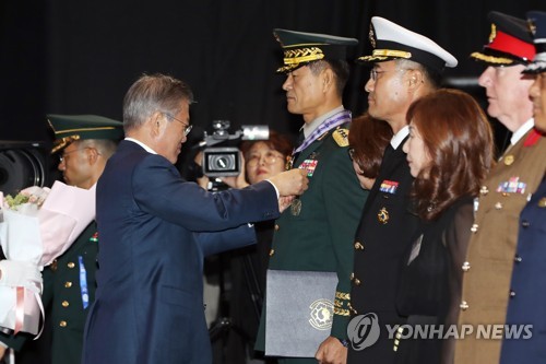 문대통령, 오늘 제주 관함식 참석…강정마을 주민 만난다