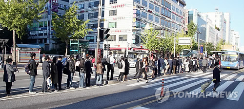 버스 줄은 끝도 없고…택시잡으려 이리뛰고 저리 뛰고