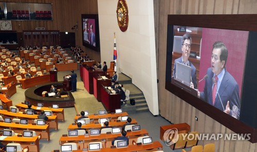 심재철 "굴종하며 버텼다" 공세 vs 김동연 "할말 많지만…" 자제