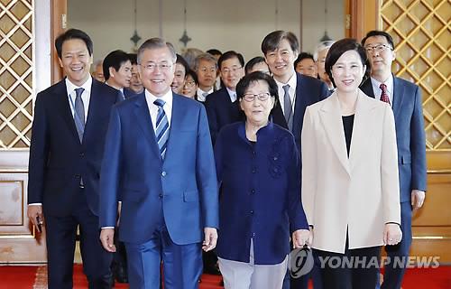 문 대통령, 유은혜 임명 강행…'사회부총리로 중심 잡기'도 주문