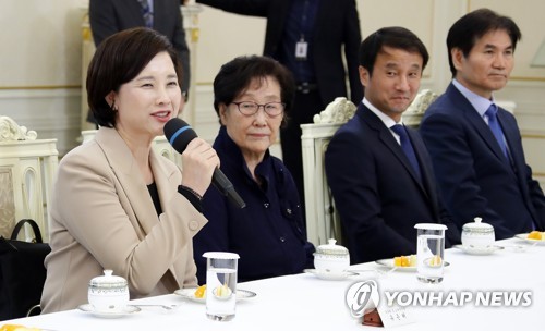 '유은혜 임명'에 보수교육단체 "동의 어려워"…진보 "우려 씻길"