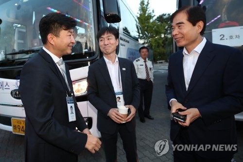 10·4선언 방북단 평양으로 출발…"평화 다지는 계기 만들겠다"