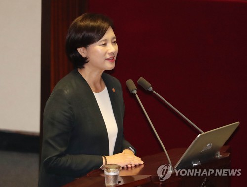 유은혜, 호된 '국회 신고식'…野 "위장전입자가 교육장관"