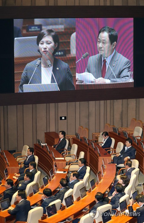 유은혜, 호된 '국회 신고식'…野 "위장전입자가 교육장관"