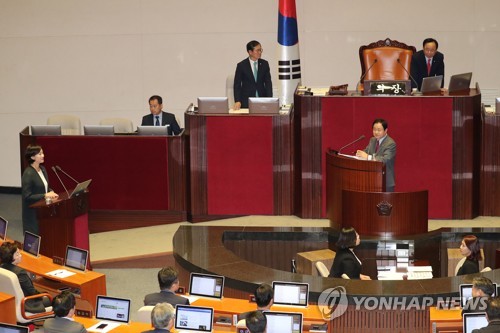 민주 "50대 女부총리가 불편한가"…한국 "유은혜, 협치 장애물"