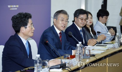 문대통령 "좋은 일자리 만드는건 결국 기업…정부는 서포터타워"