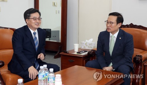 김동연 "최저임금 차등화 조사·검토 필요성, 홍영표와 공감대"