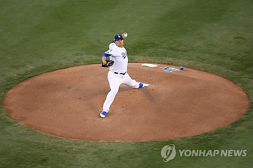 류현진, 7이닝 8K 무실점 완벽투…가을야구 5년만의 승리