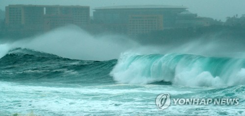 제주도 태풍 영향권…거센 비바람에 하늘·바닷길 끊겨