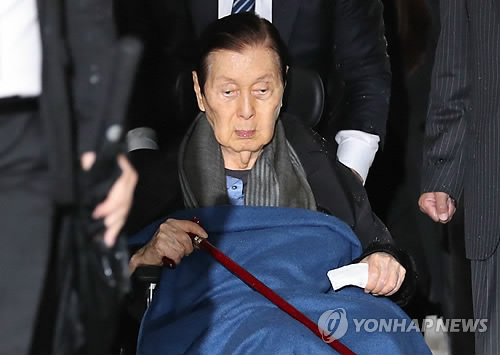 '경영비리' 신격호 2심서 징역 3년으로 감형…법정구속 안 해