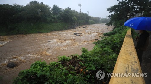 제주도 태풍 영향권…거센 비바람에 하늘·바닷길 끊겨