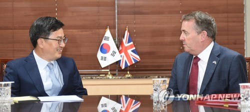 김동연, 英통상장관에 "비핵화 후 北개발 관심 가져달라"