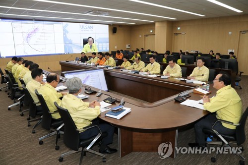 울산 삼동 200㎜ 폭우…교량·도로통제·항공기 결항