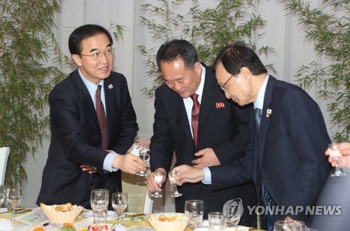 남북, 10·4행사 '뒤풀이 만찬'…이해찬 "내년 서울서 같이하길"