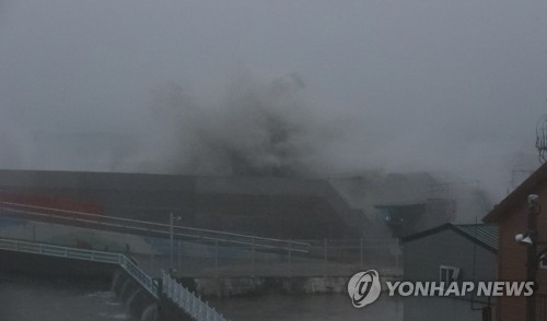 태풍 '콩레이' 통영 상륙…경남·부산 관통한 뒤 동해로