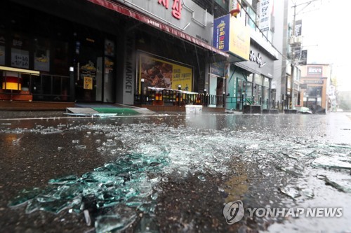 제주 할퀸 '콩레이' 한반도 근접…침수·정전 피해 속출