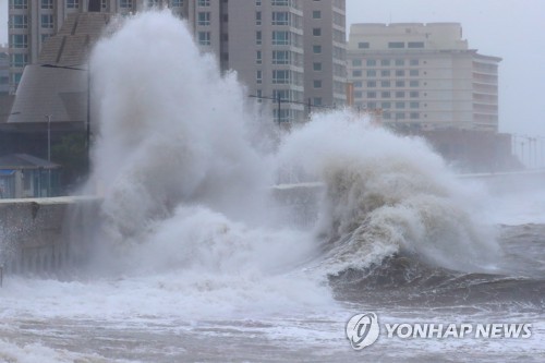 제주 태풍 영향권 벗어나…항공편 운항 점차 정상화