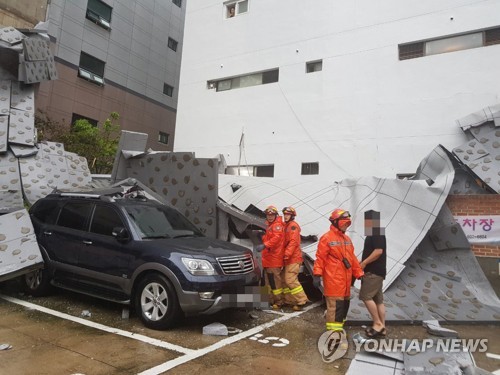 무너지고 쓰러지고 2만가구 정전까지… 부산 태풍피해 200여건